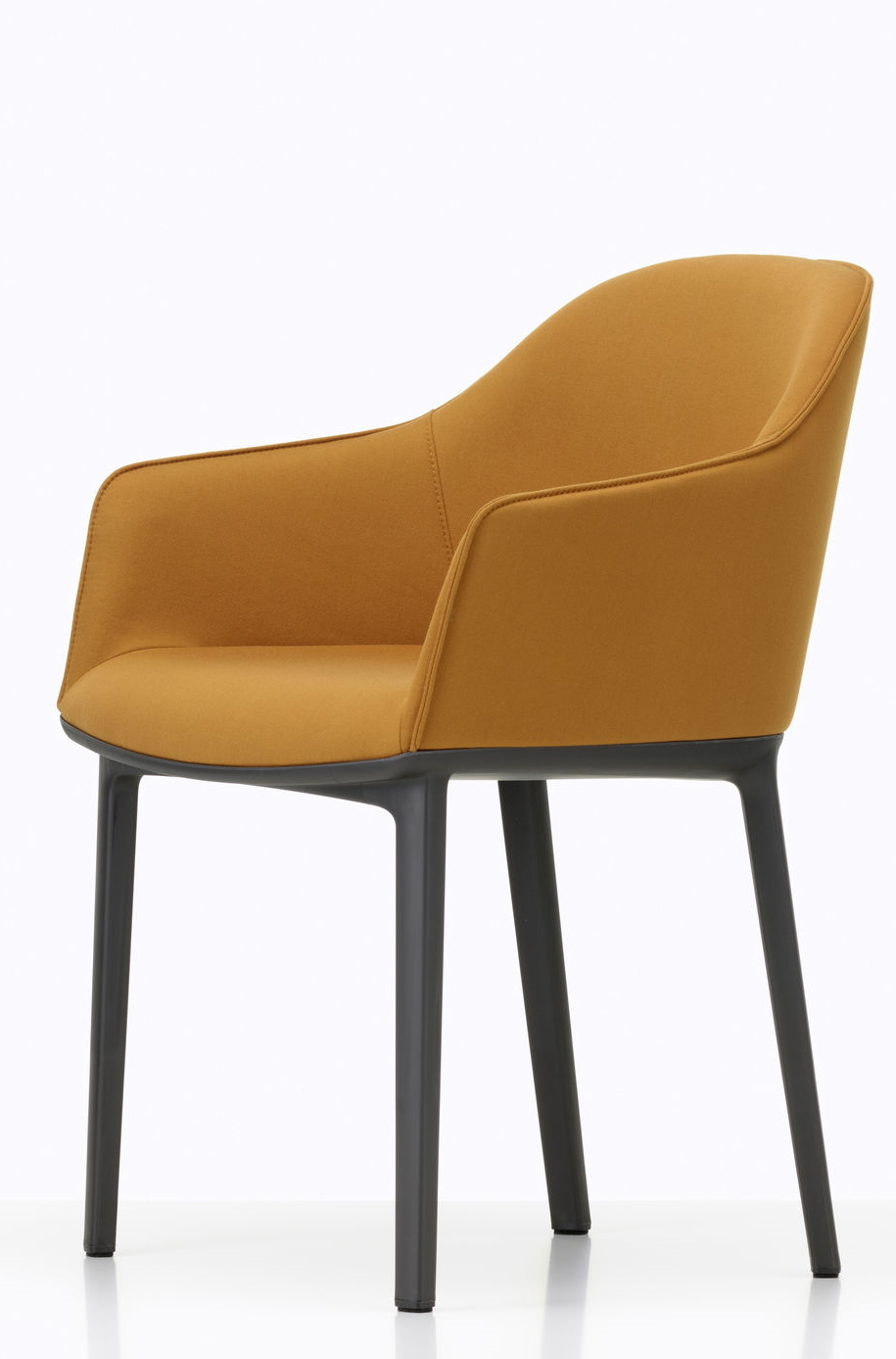 Goldener Softshell Chair von Vitra mit Vierfußgestell, ideal für Esszimmer und Büro.