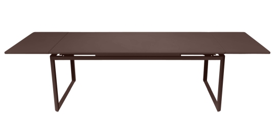 Brauner, ausziehbarer Biarritz Tisch von Fermob, ideal für Garten und Terrasse.