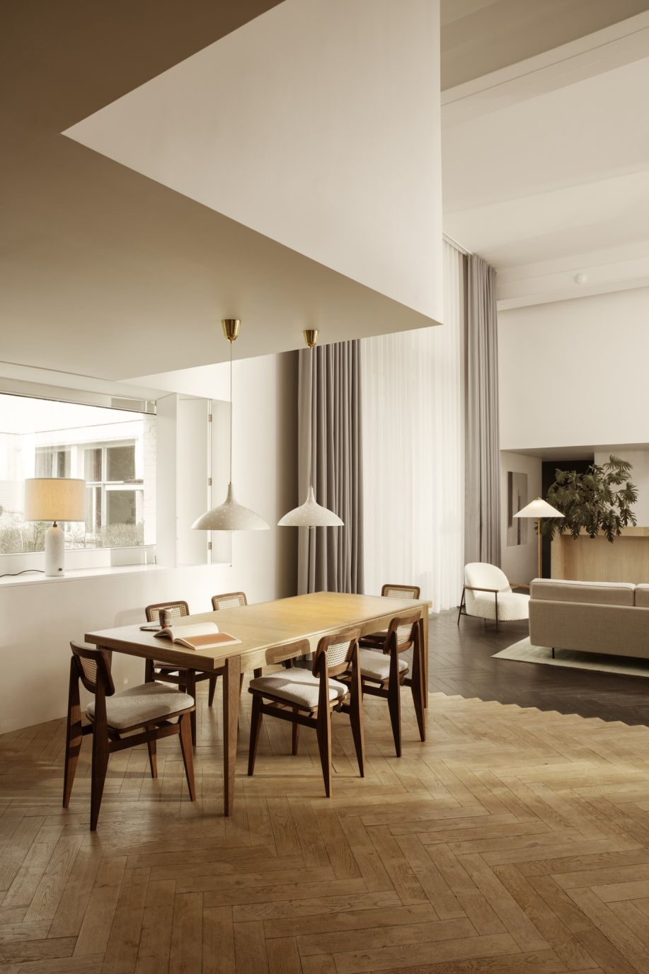 Esszimmer mit Gubi Pendelleuchten und Gravity Tischleuchte mit weißem Marmorfuß.