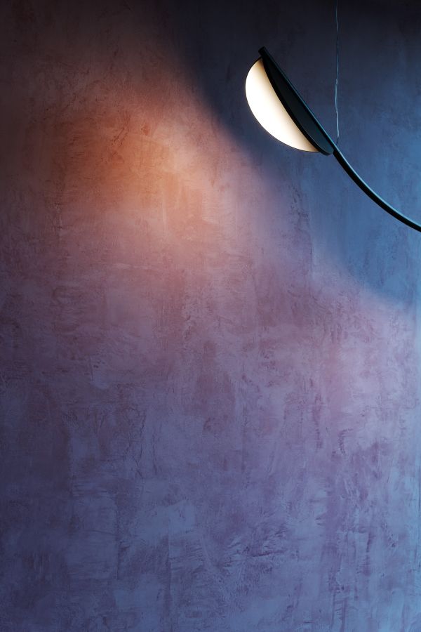 Nahaufnahme der Almendra Linear Pendelleuchte von Flos in Nude, modernes Design, indirektes Licht.