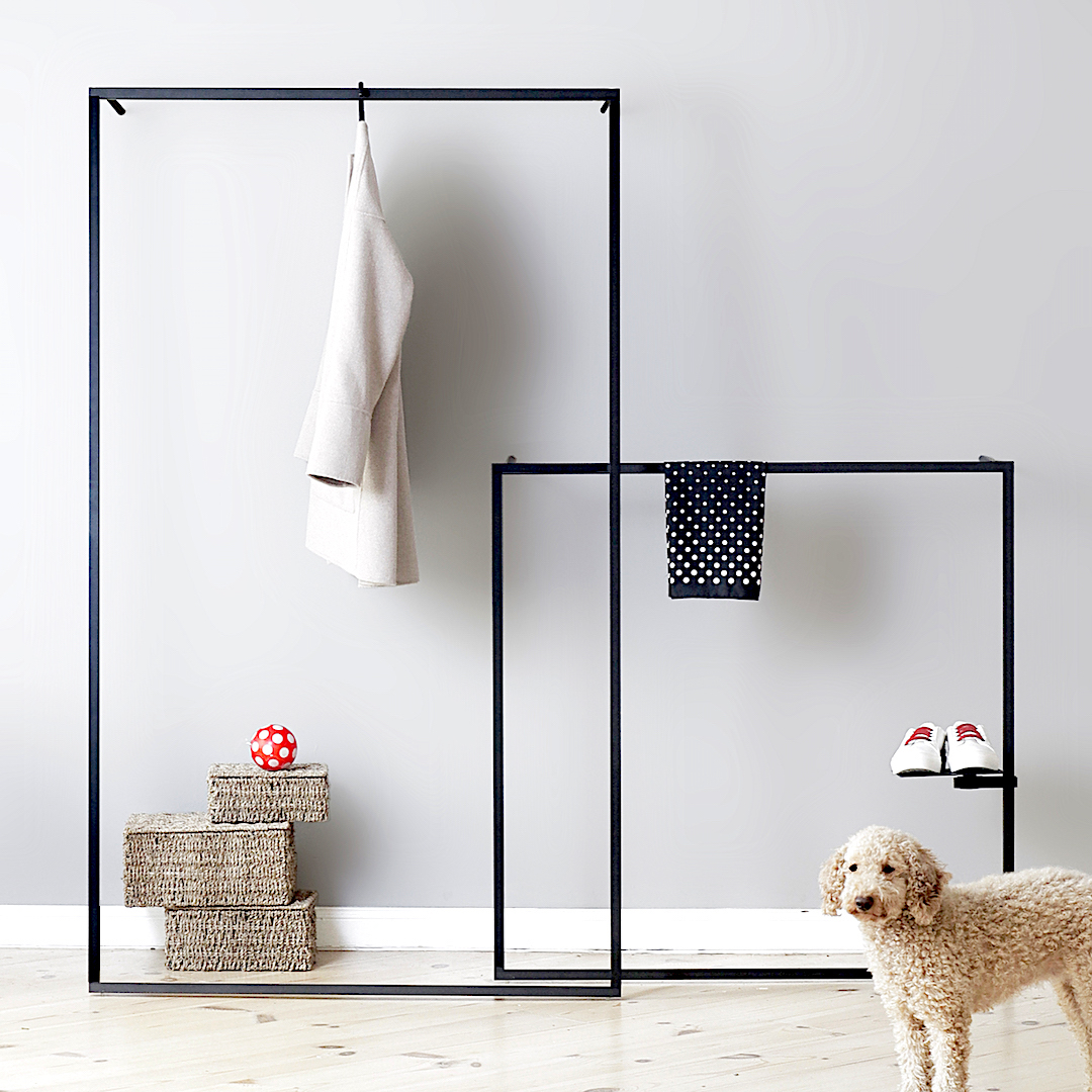 Little Leano Stummer Diener von Roomsafari: Moderner Kleiderständer aus schwarzem Metall mit Kleidung und Accessoires.