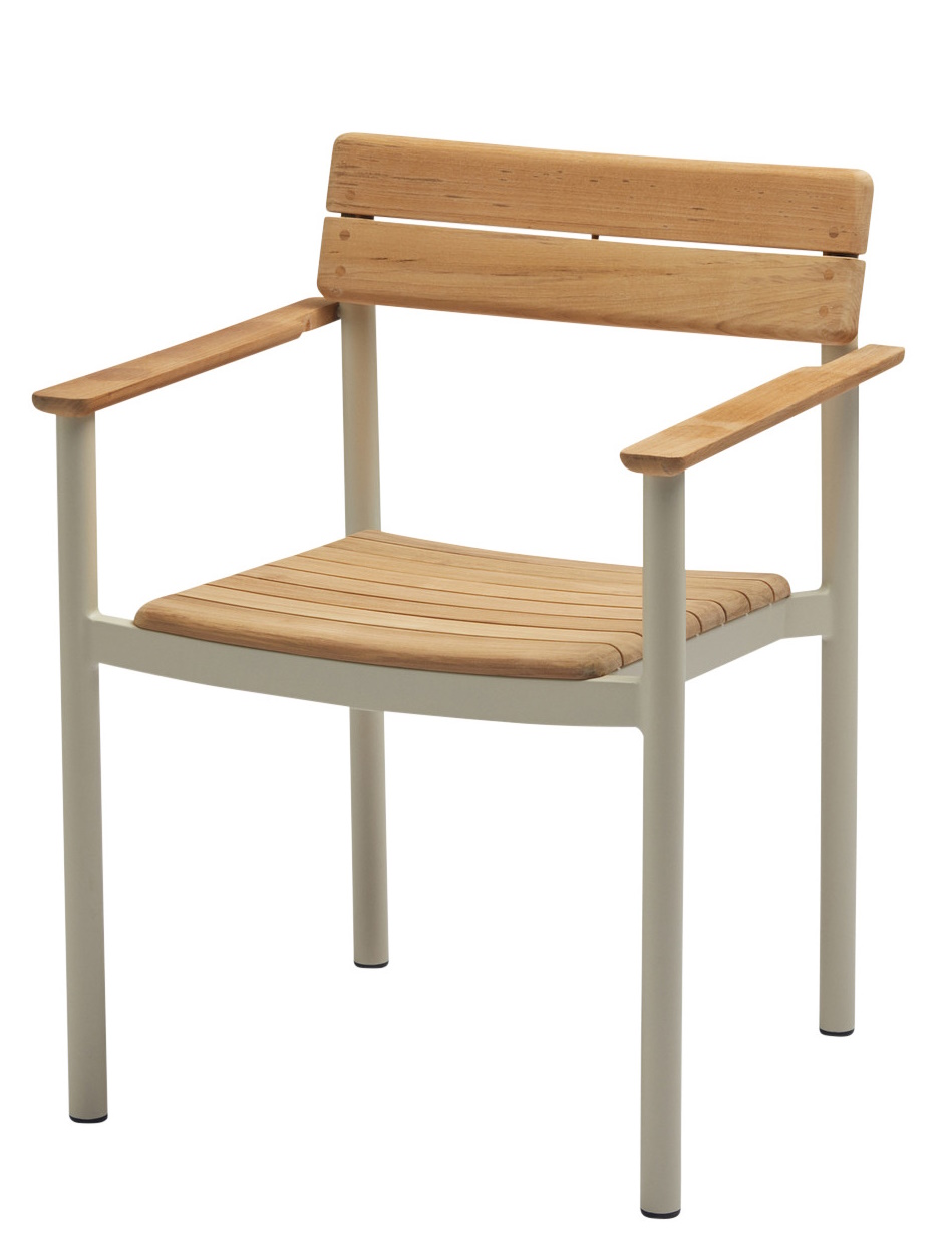 Pelagus Armchair Armlehnenstuhl von Skagerak: Gartenstuhl aus Teakholz mit grauem Metallgestell.
