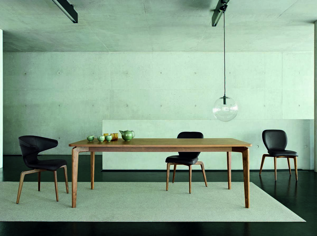 Esszimmer mit Holztisch und drei Munich Armchair Stühlen von ClassiCon. Designermöbel für stilvolles Wohnen.