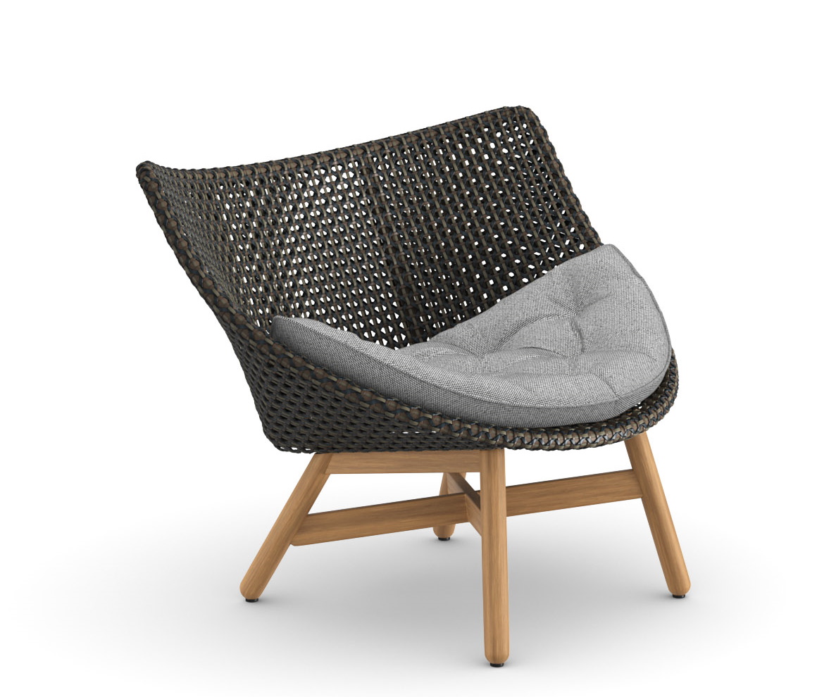 Mbrace Lounge Chair Sessel von Dedon mit grauem Sitzkissen und braunem Geflecht.