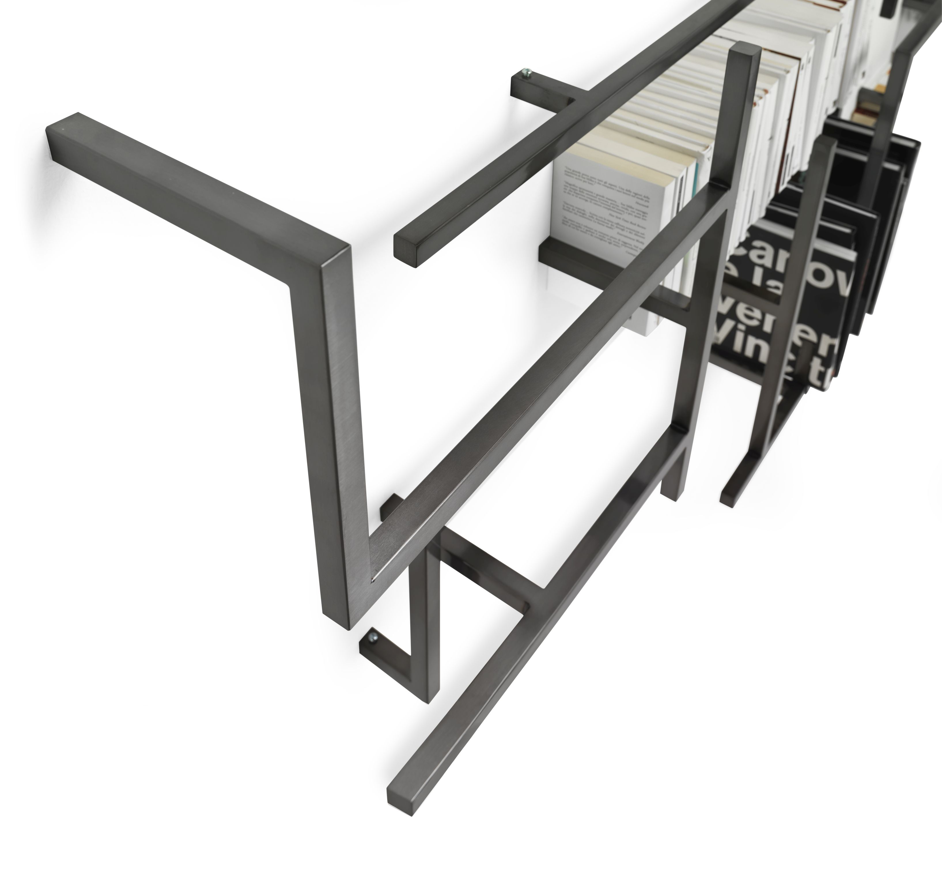 Antologia Wandregal von Mogg, modernes Design Bücherregal aus Metall, befüllt mit Büchern.
