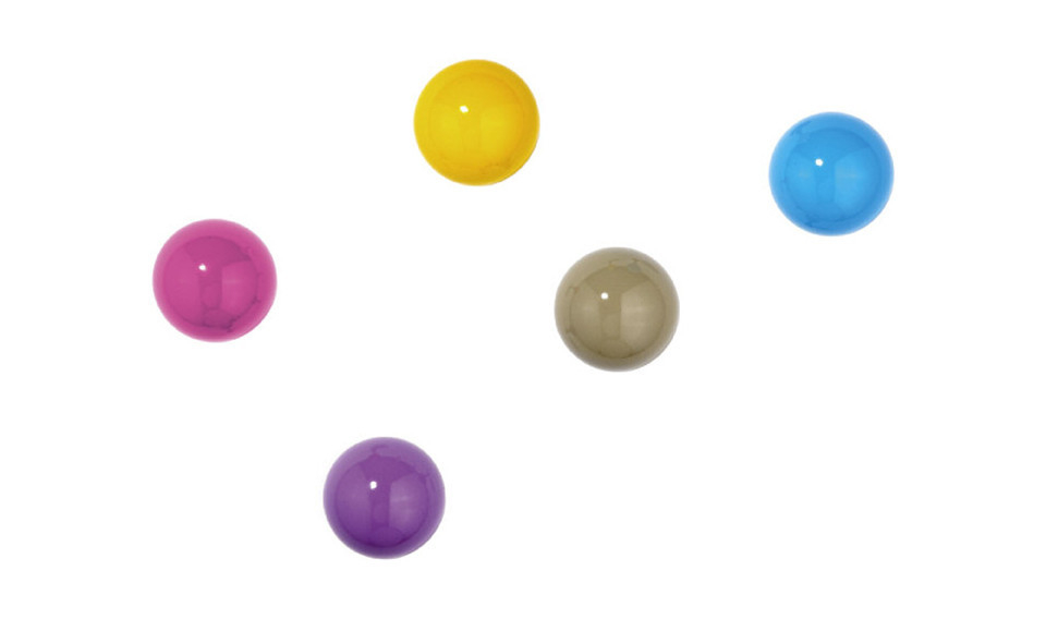 Dots Wandhaken 5er Set von Schönbuch: Fünf farbige, runde Wandhaken in Gelb, Blau, Lila, Pink und Grau.