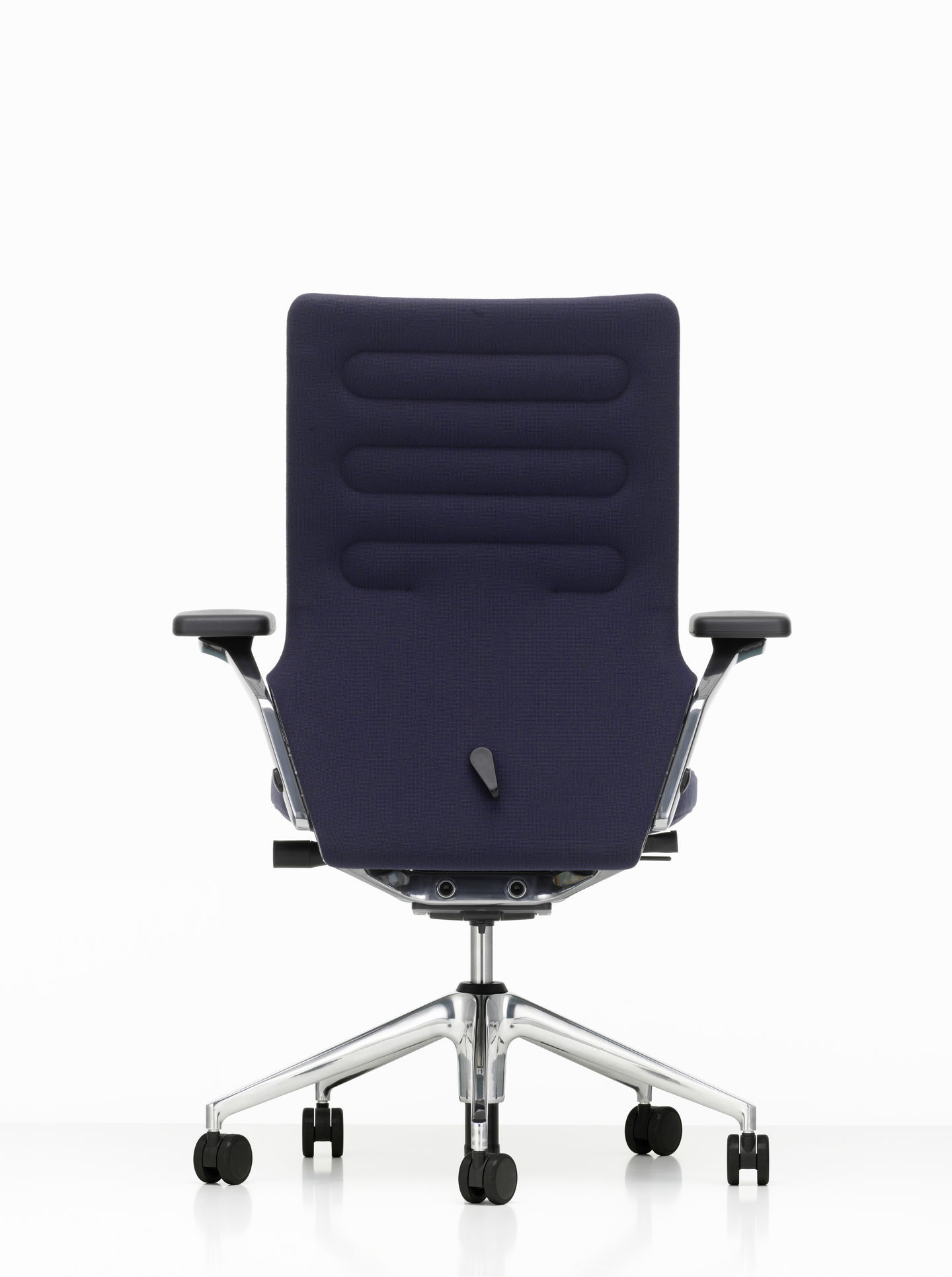 Rückansicht: AC5 Work Bürostuhl von Vitra mit verstellbarer Lendenwirbelstütze und Chromfußkreuz.