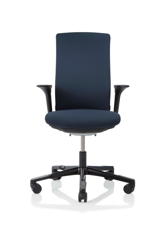 Blauer Futu Bürostuhl von HAG mit hoher Rückenlehne, Armlehnen und schwarzem Fußkreuz. Ergonomischer Arbeitsstuhl.