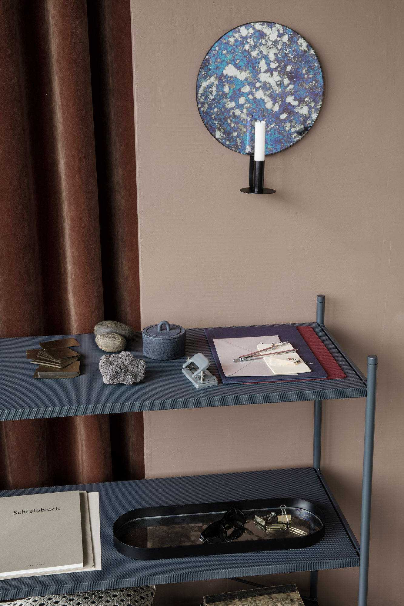 Nahaufnahme des Ferm Living Punctual Regals 2x2, mit Büroaccessoires dekoriert, modernes skandinavisches Design.