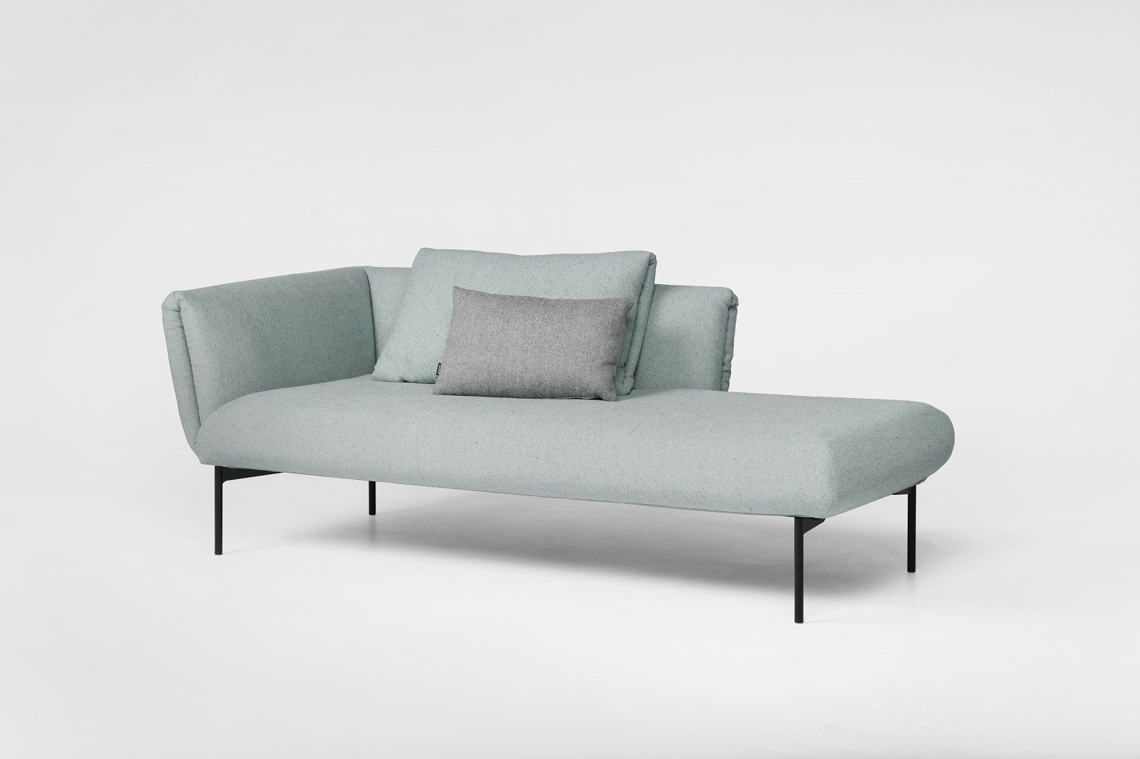 Helles Prostoria Impression Sofa mit Kissen und schwarzen Füßen, modernes Design für Wohnzimmer.