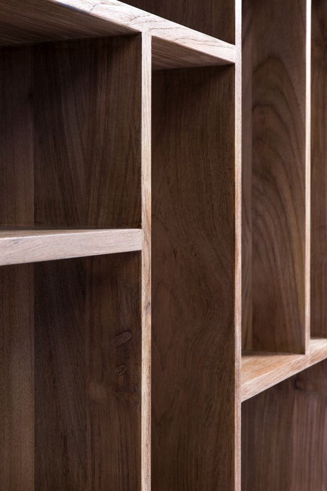 Detailaufnahme des Ethnicraft M Regals aus Teakholz, modernes Bücherregal für Wohnzimmer und Büro.