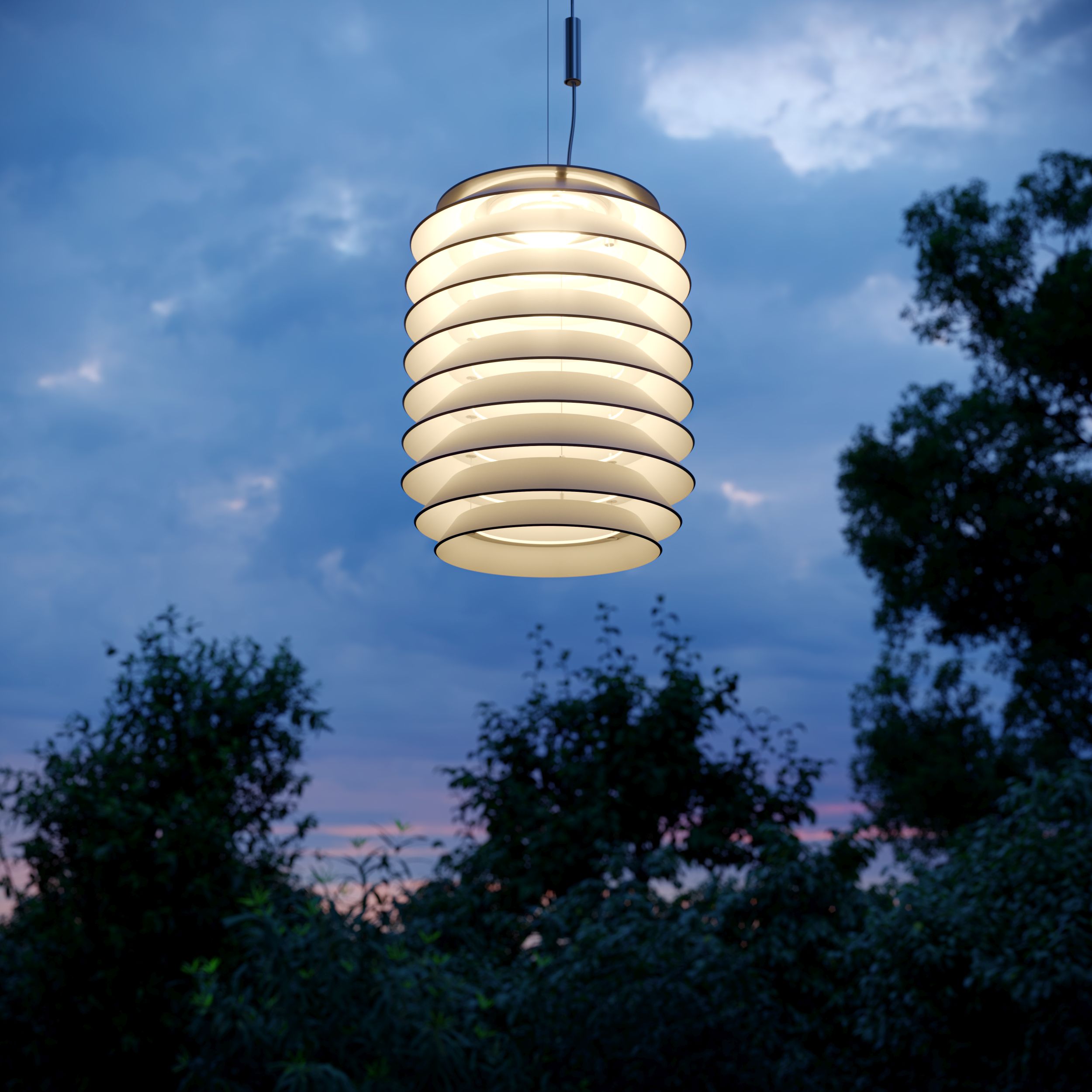Artemide Slicing Suspension Deckenleuchte: Moderne Hängelampe mit Scheiben vor blauem Abendhimmel und Bäumen.