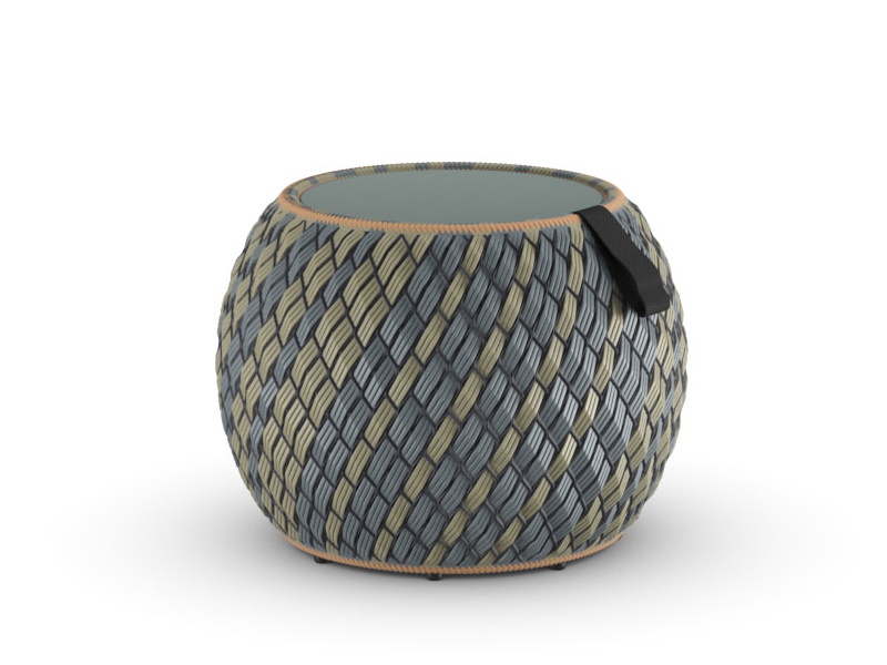 Dala Beistelltisch von Dedon: Runder, geflochtener Outdoor-Beistelltisch mit Glasplatte und Tragegriff.