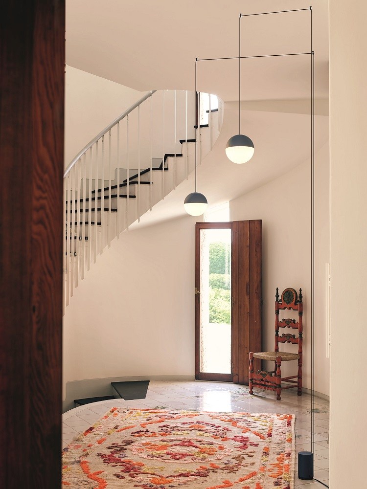 Flos String Light Zubehör: Weißer Deckenbaldachin für Pendelleuchten im Treppenhaus. Modernes Lampen-Design.