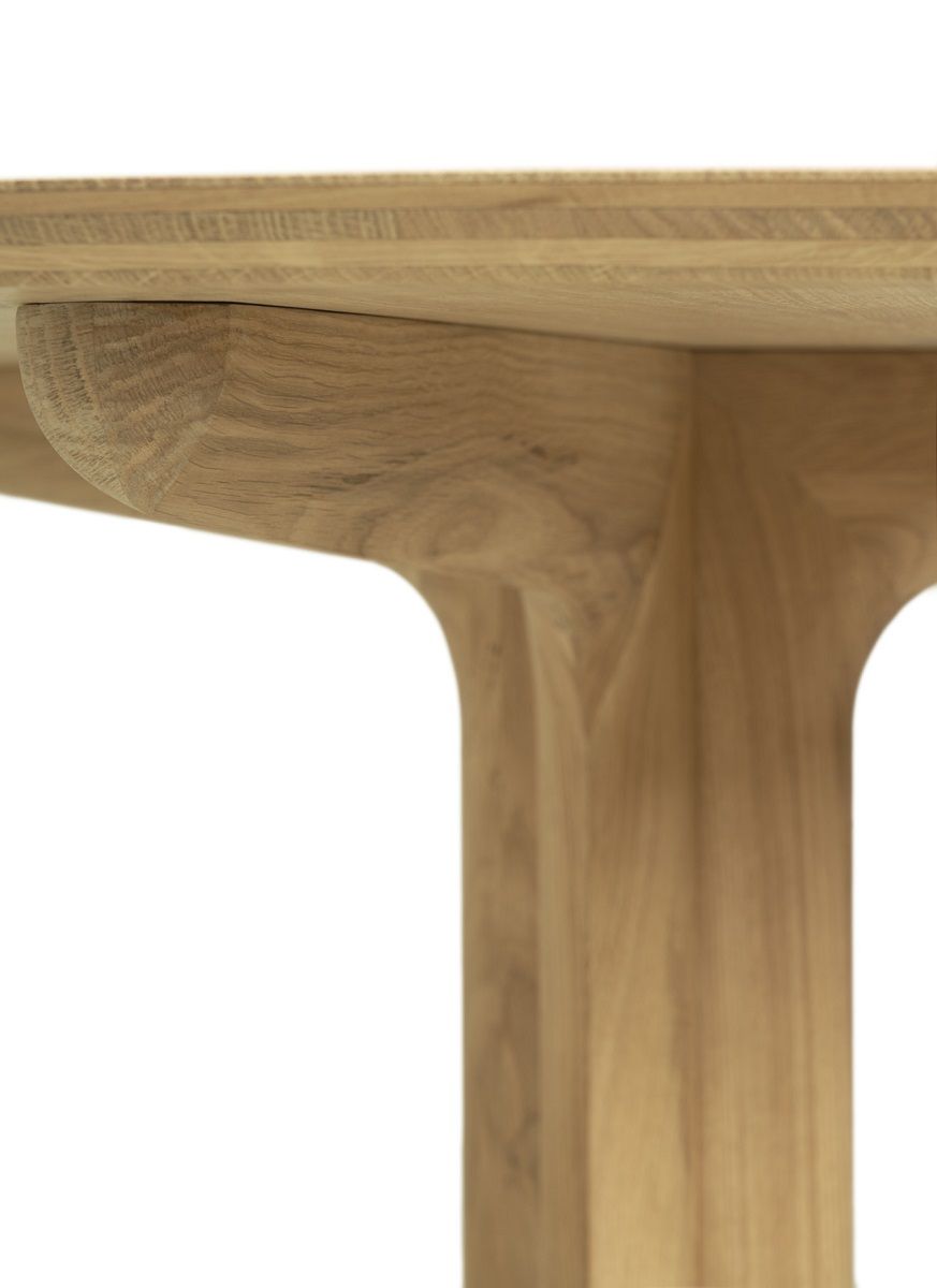 Detailaufnahme des Corto Tisches von Ethnicraft: Runde Tischplatte und geölte Eiche mit einzigartigem Design.