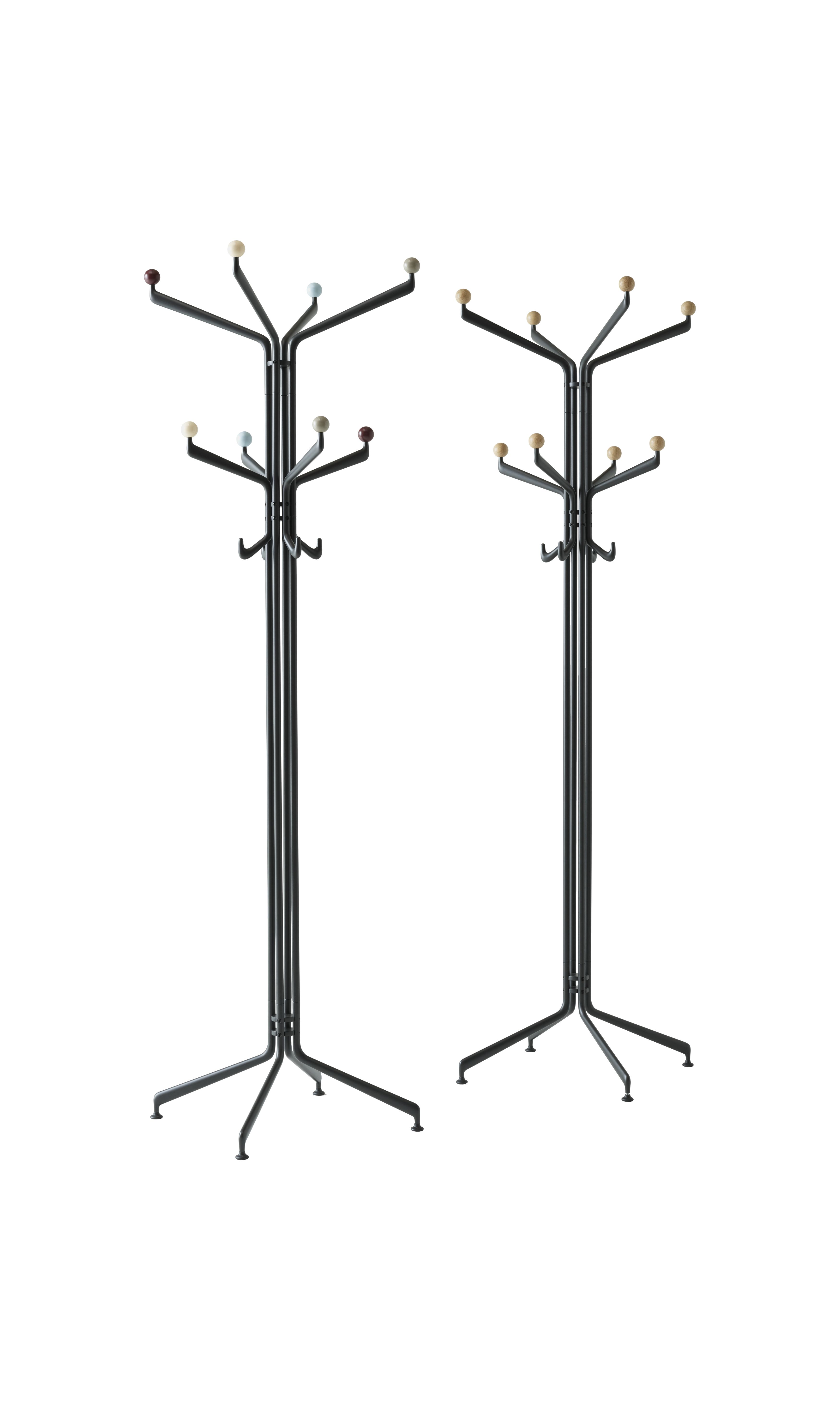 Zwei Capture SC77 Kleiderständer von AndTradition, moderne Garderobenständer aus Metall mit Holzkugeln.