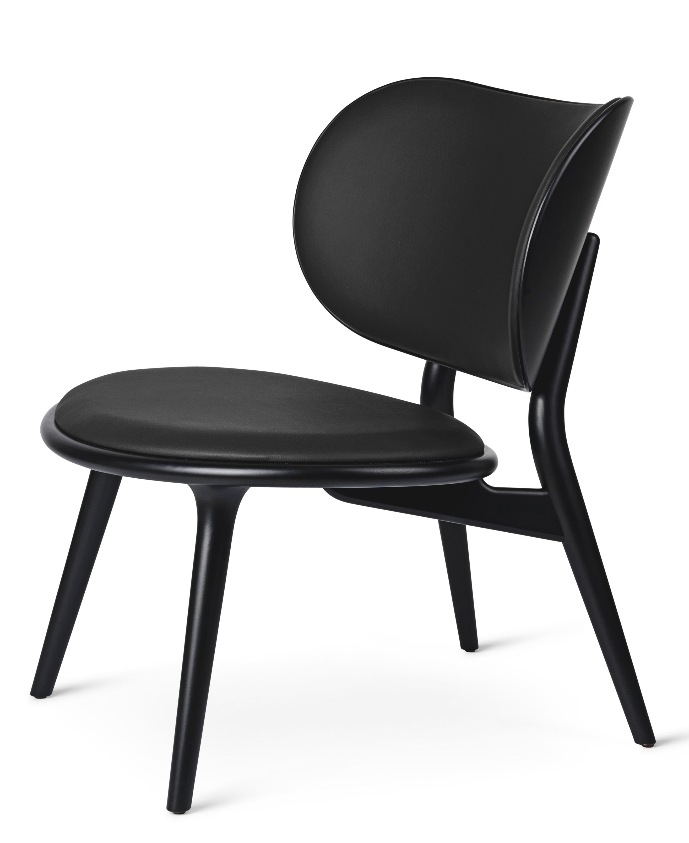 Schwarzer The Lounge Chair Stuhl von Mater mit geschwungener Rückenlehne und Sitzfläche aus Leder auf weißem Hintergrund.