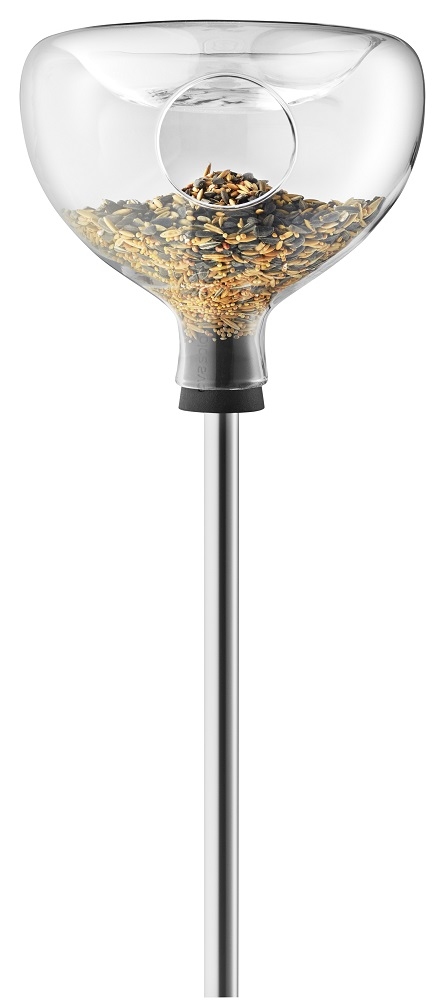 Glass Bird Feeder mit Vogelbad von Eva Solo, gefüllt mit Vogelfutter.