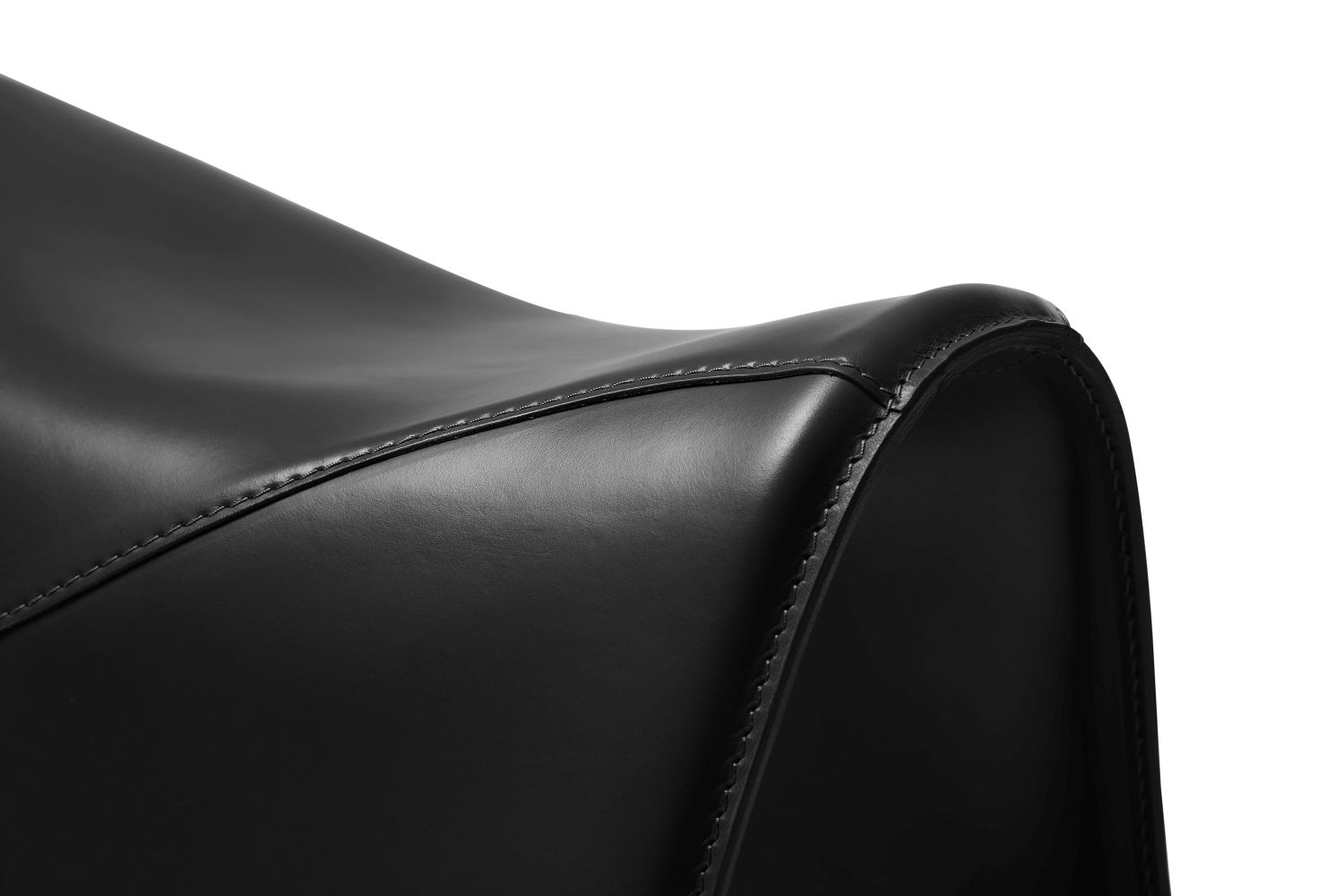 Detailaufnahme: Schwarzer Pepe Sitzhocker von Opinion Ciatti, elegantes Leder, hochwertige Verarbeitung.