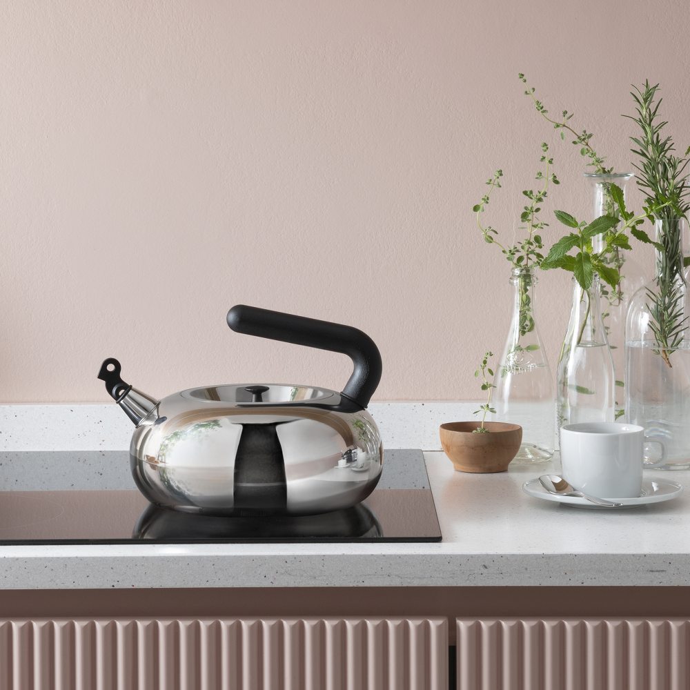 Edelstahl Wasserkessel "Irony Bulbul" von Alessi, Limited Edition, auf einem modernen Küchentisch.