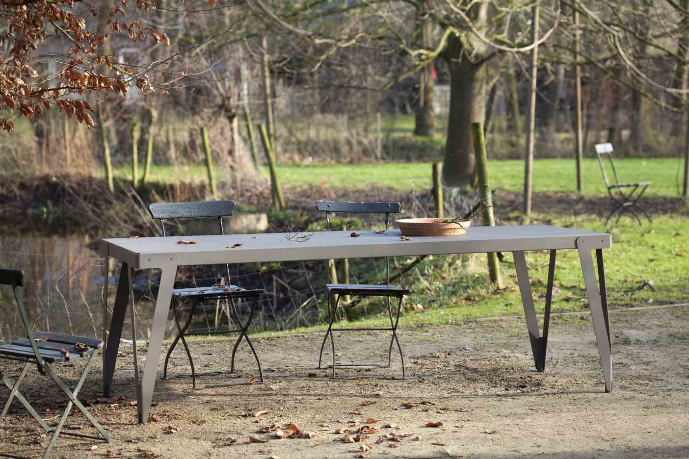 Lloyd Outdoor Table von Functionals im Garten: Moderner Esstisch für den Außenbereich.