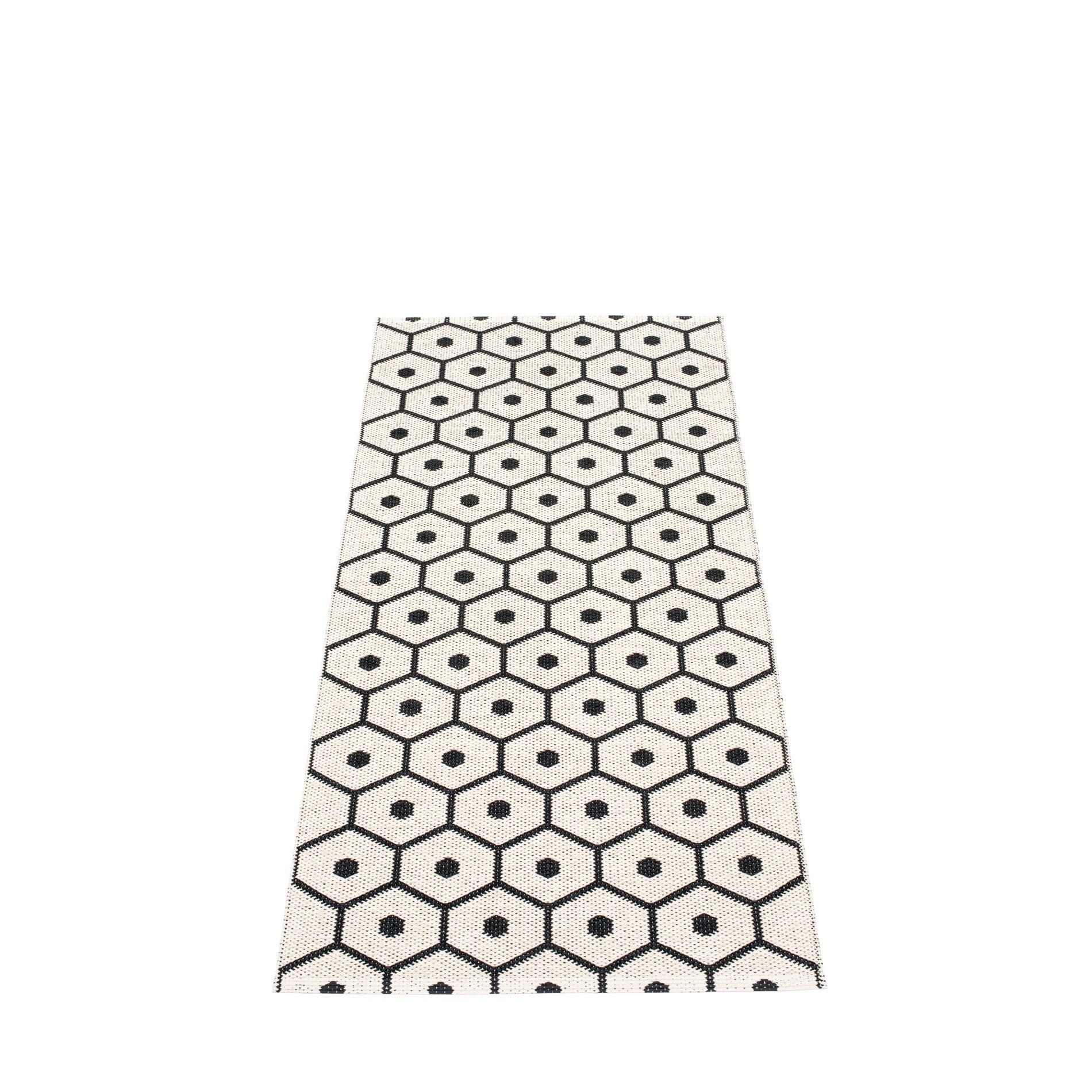 Pappelina Honey Kunststoffteppich 70x160 cm mit grafischem Wabenmuster in Schwarz und Beige.