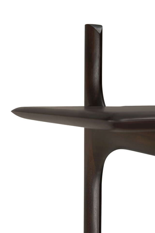 Detailaufnahme des Ethnicraft PI Rack Regals aus dunklem Holz. Modernes Design.