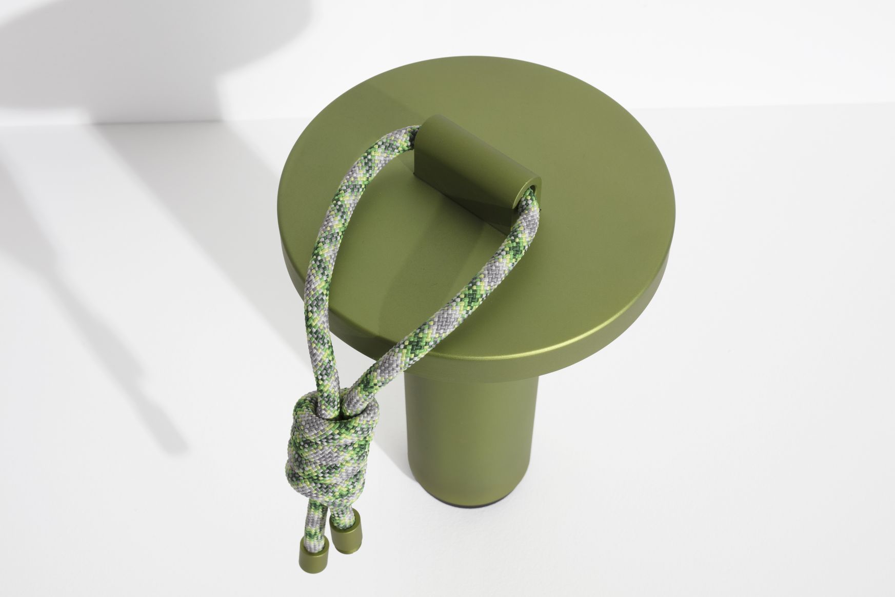 Hellgrüne Quasar Nomad Lampe mit Ersatzkordel in Grün und Grau, Detailaufnahme.