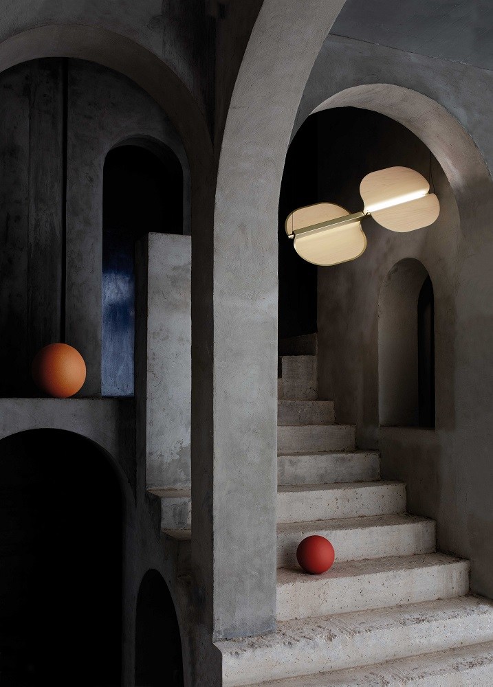 Omma Pendelleuchte von LZF Lamps: Moderne Hängelampe mit zwei Kirsche/Gold Elementen im Treppenhaus.