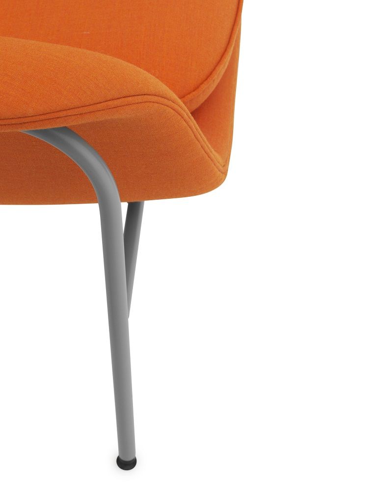 Detailaufnahme: Oranger Lounge Sessel mit grauem Metallgestell, Teil der Normann Copenhagen Drape Kollektion.