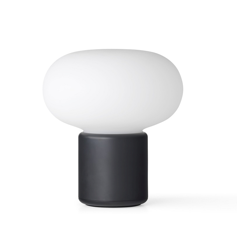 Karl-Johan Tischleuchte von New Works: Akkuleuchte mit opalweißem Glasschirm und dunklem Sockel.