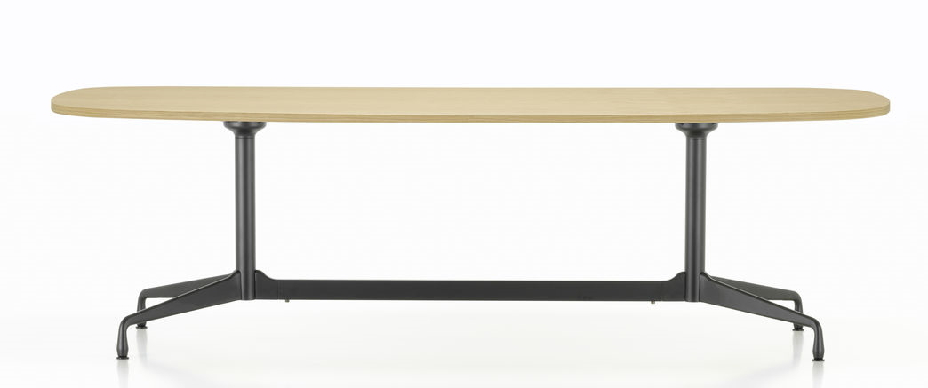 Eames Esstisch Bootsform 240 cm von Vitra mit hellem Holz und schwarzem Gestell.