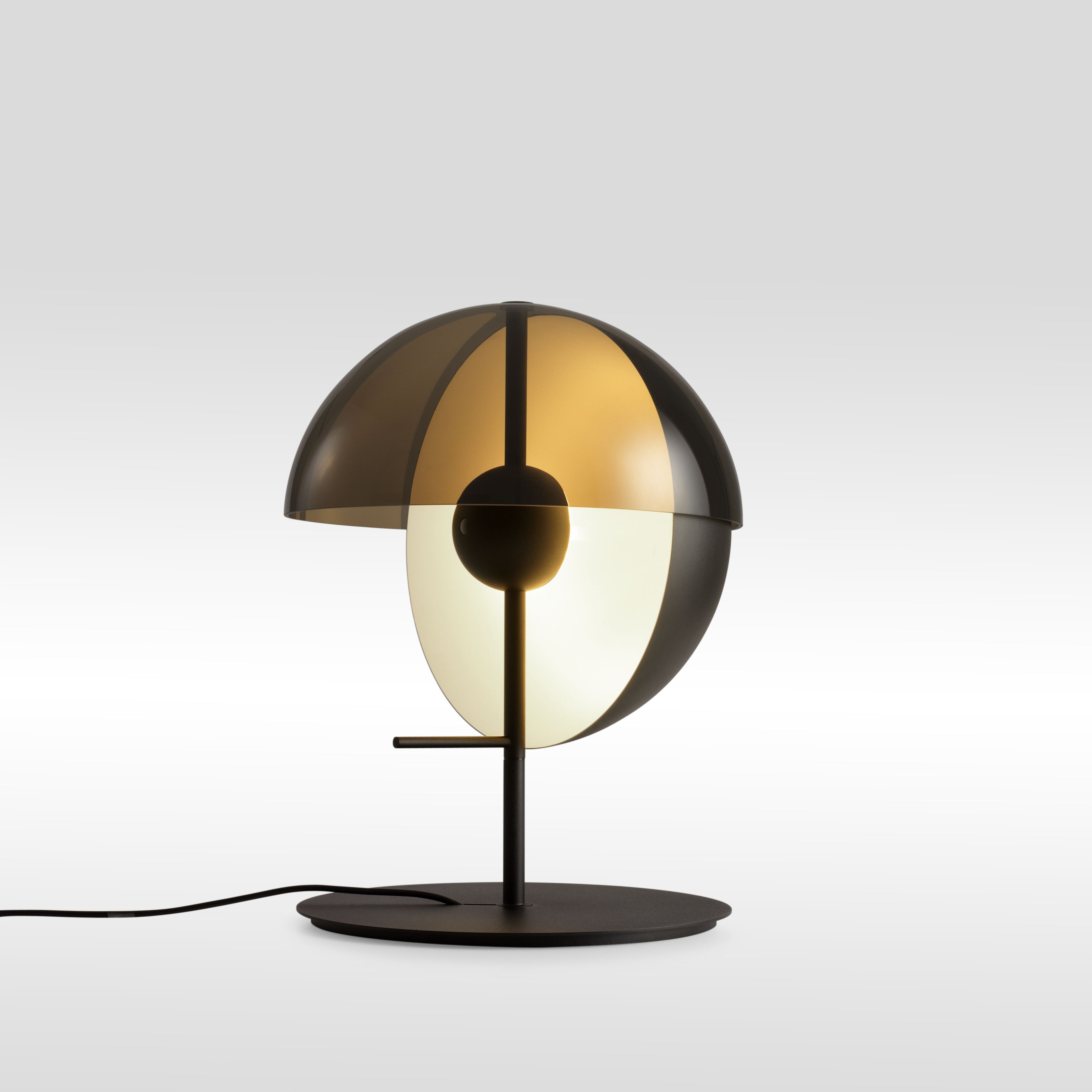 Schwarze Theia M Tischleuchte von Marset mit halbrunden Lampenschirmen für indirekte Beleuchtung im modernen Design.