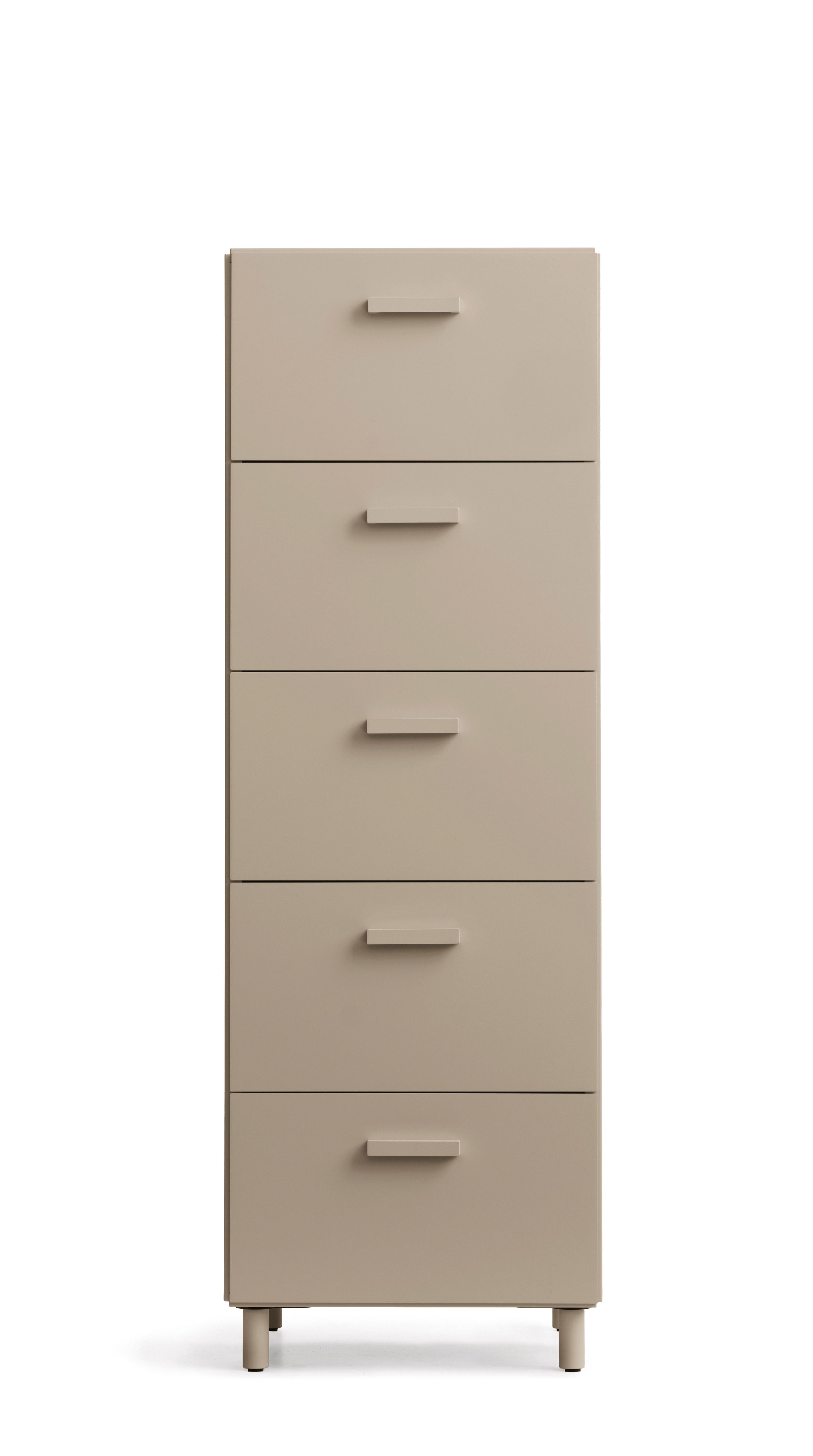 Beige Relief Kommode von String Furniture mit fünf Schubladen und Beinen.