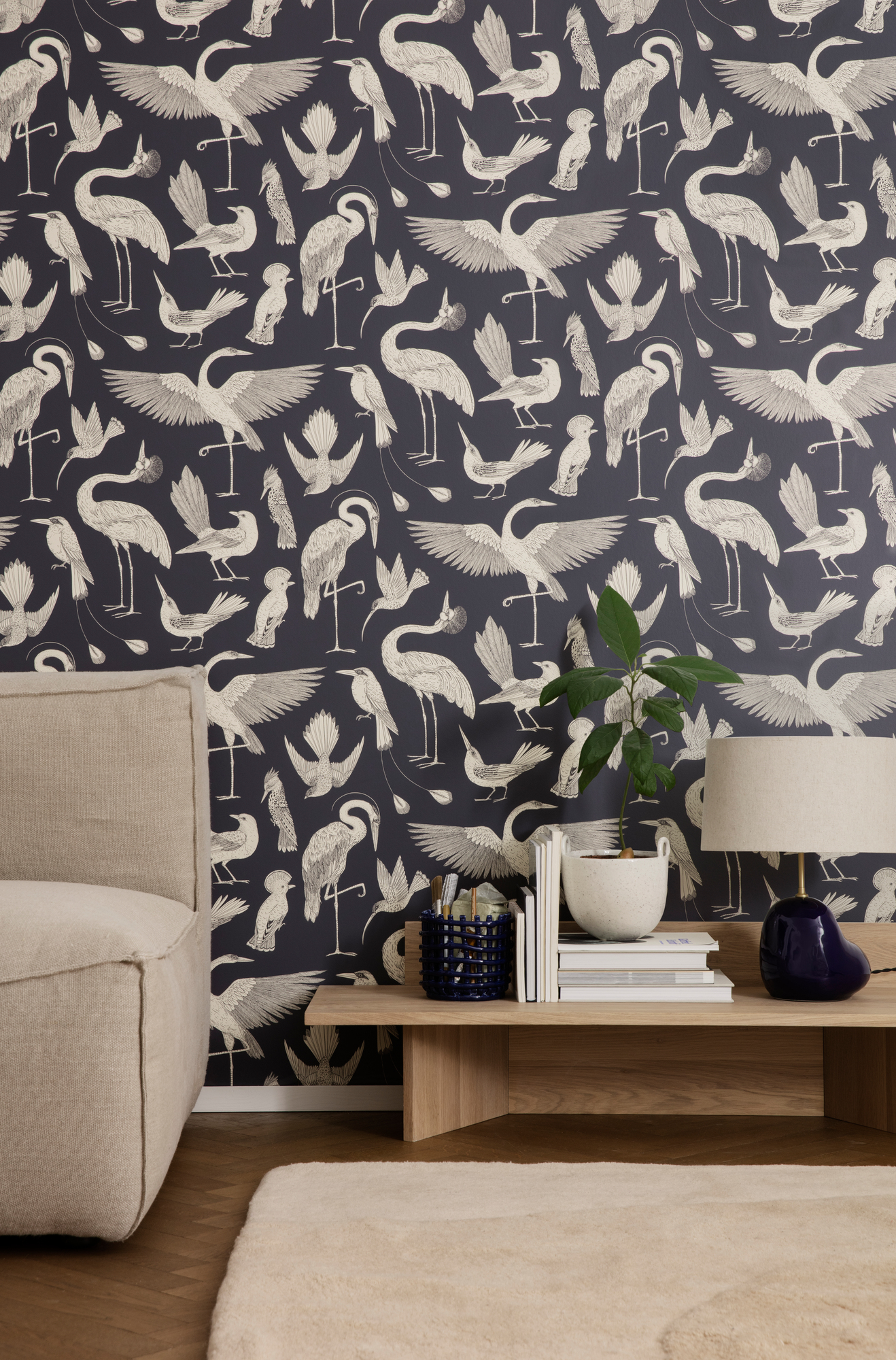 Nahaufnahme der Ferm Living Oblique Bank, kombiniert mit stilvoller Dekoration und gemusterten Tapeten.