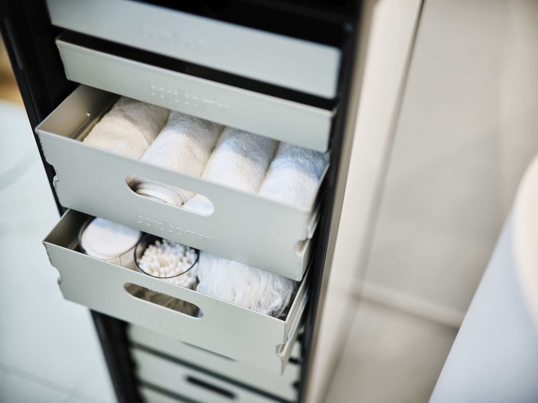 Bordbar Zubehör Set: Auszüge mit Handtüchern, Wattepads, Wattestäbchen und Badeschwamm für Badezimmeraufbewahrung.