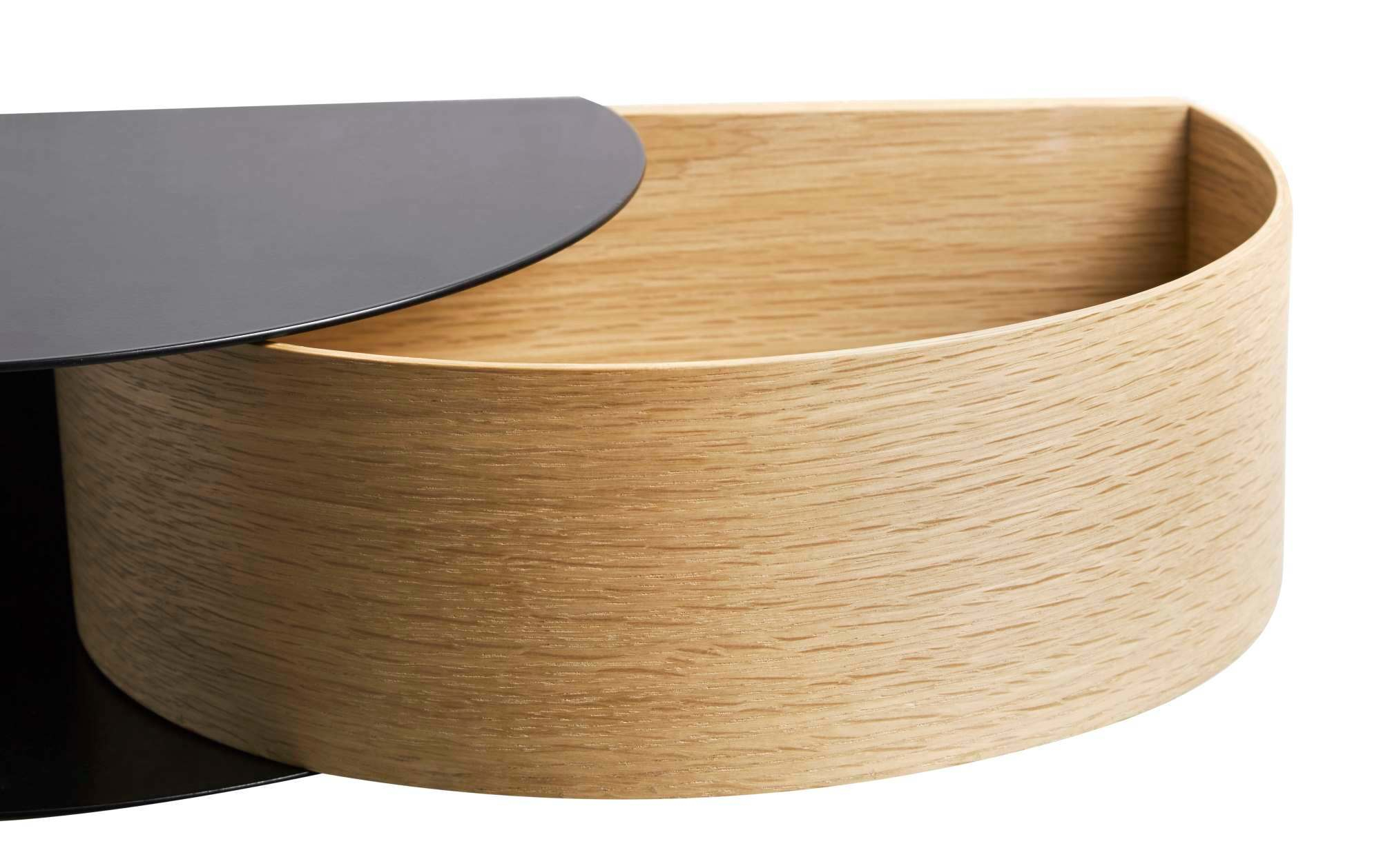 Wallie Wandschublade von Woud aus Eiche mit schwarzer, halbkreisförmiger Abdeckung, Detailaufnahme.