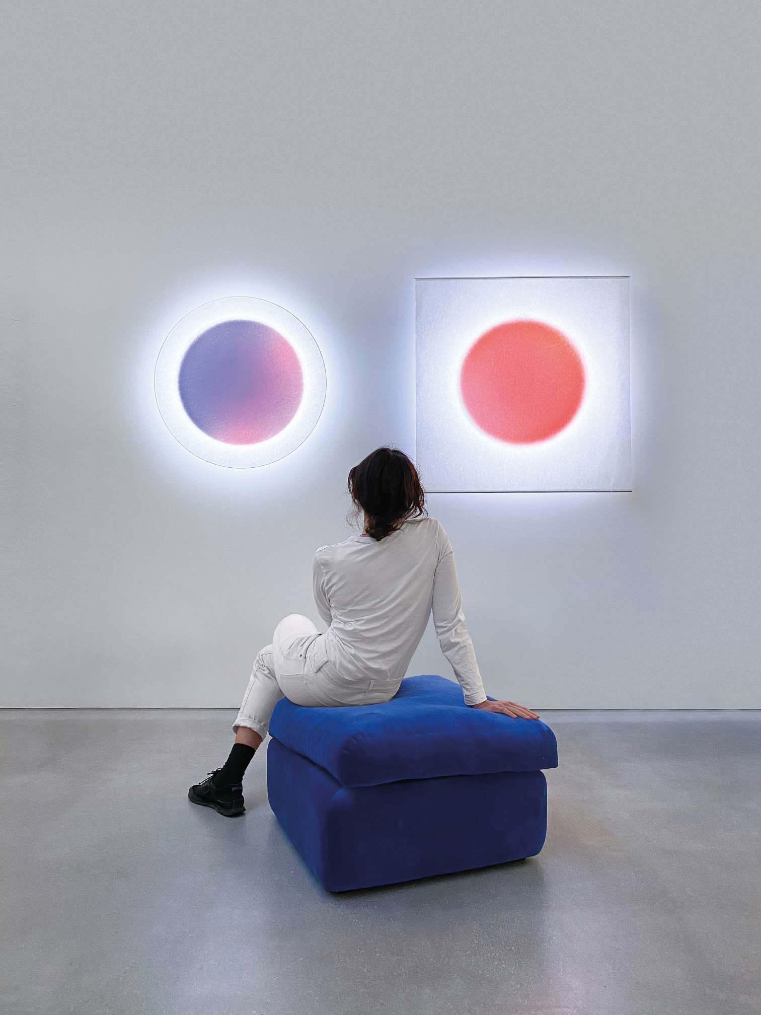 Moodmoon Wandleuchte: Runde Designerlampe von Ingo Maurer, 85 cm Durchmesser, modernes Lichtdesign.