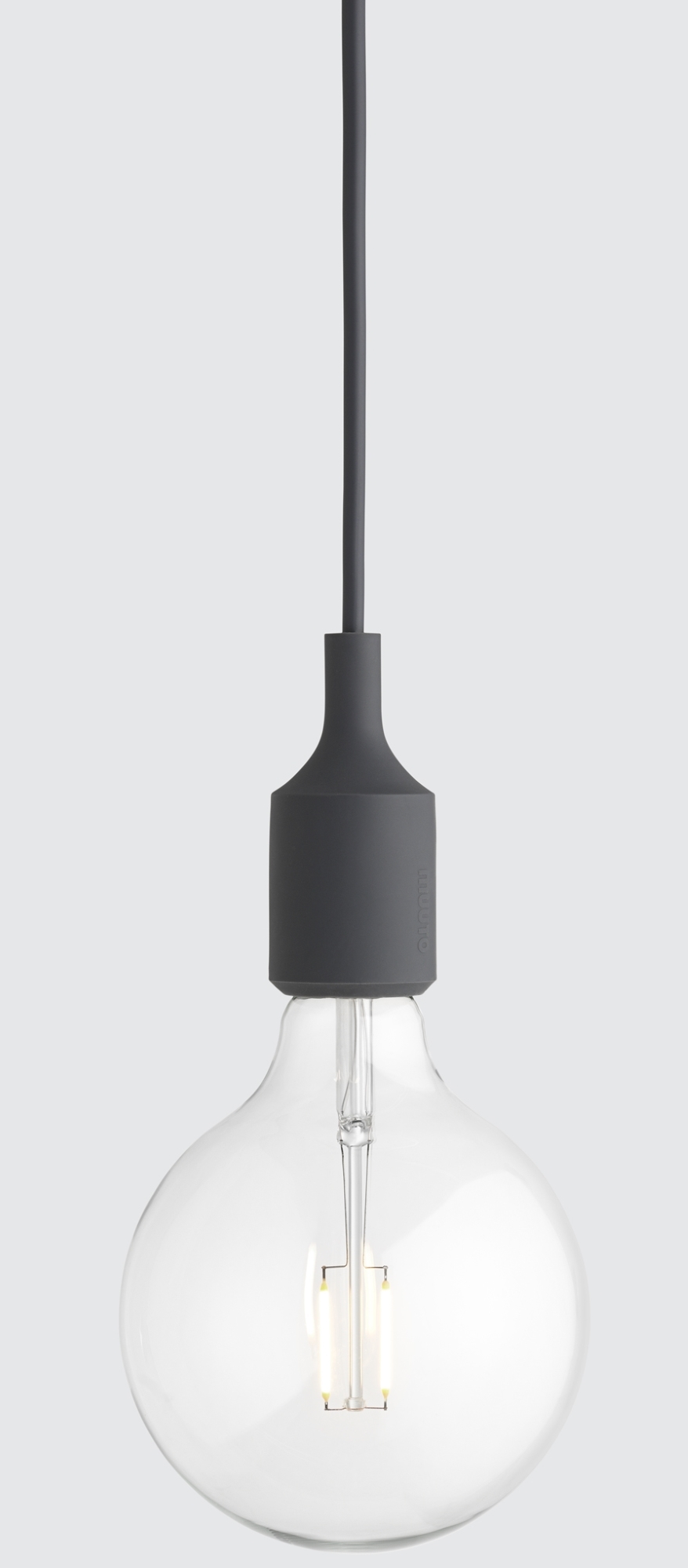 Nahaufnahme der E27 Socket Lampe, Muuto Pendelleuchte in Dunkelgrau mit Glühbirne.