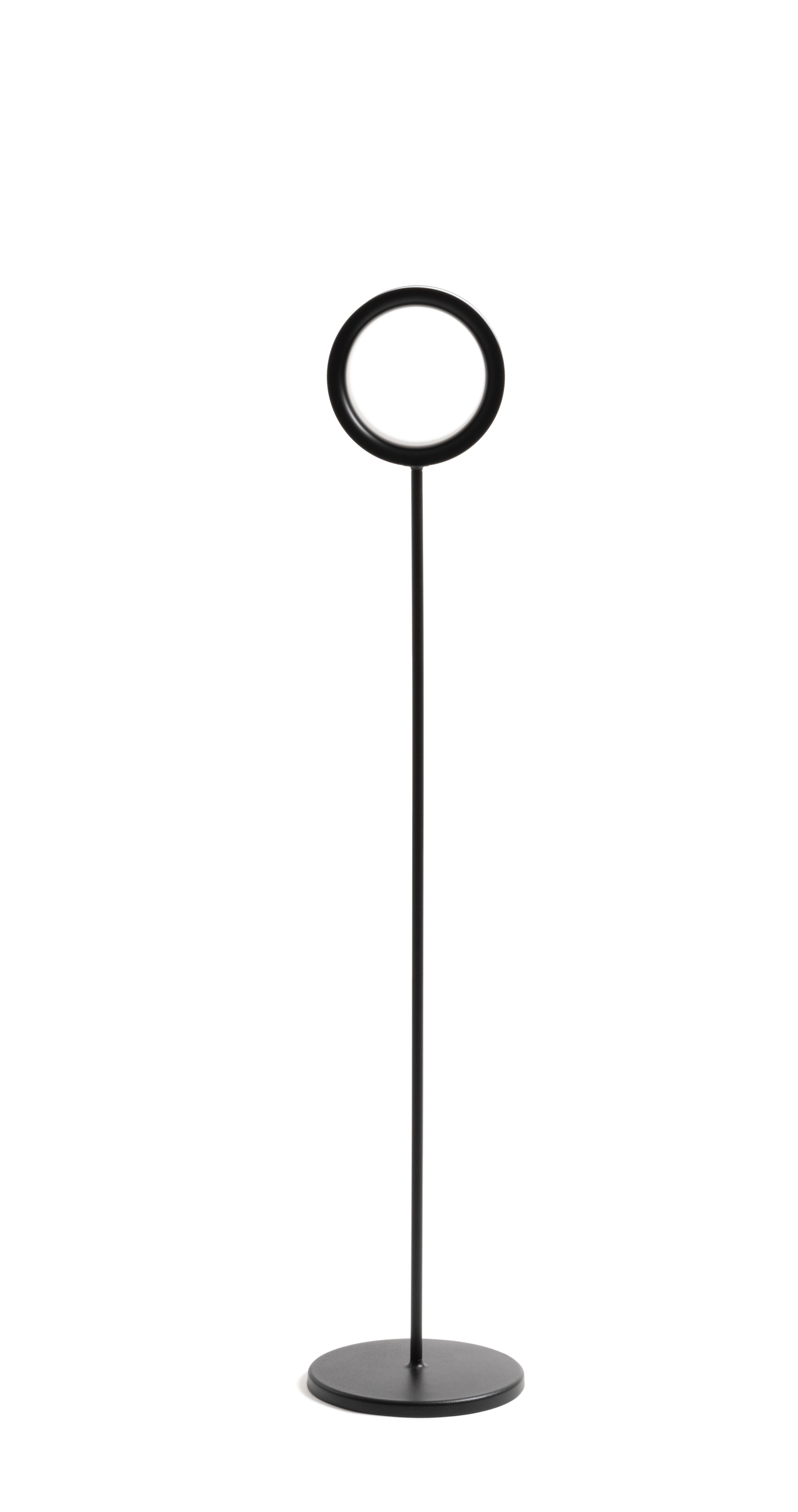 Schwarze Lost Stehleuchte von Magis mit runder Form und minimalistischem Design. Stehlampe für Wohnzimmer.