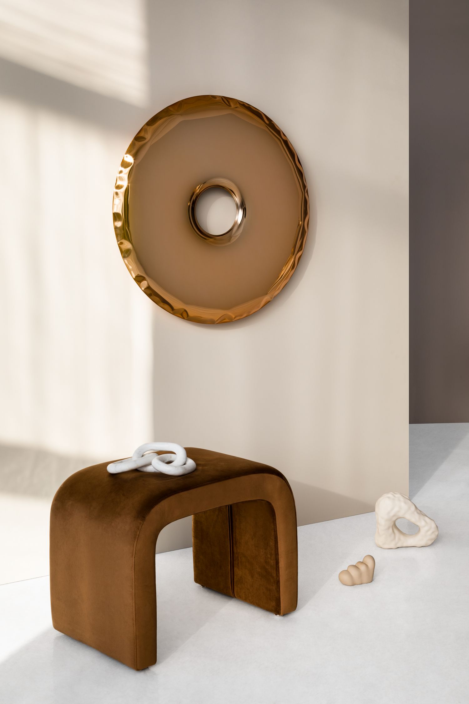 Rondo Spiegel Aurum Gold von Zieta mit goldenem Rahmen an der Wand.