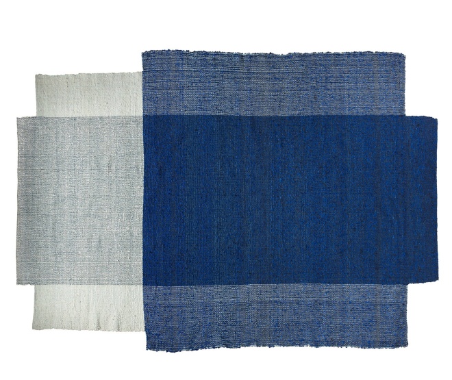 Nobsa Teppich: Großflächiger, handgewebter Teppich in Marineblau, Hellgrün und Creme für Wohnräume.