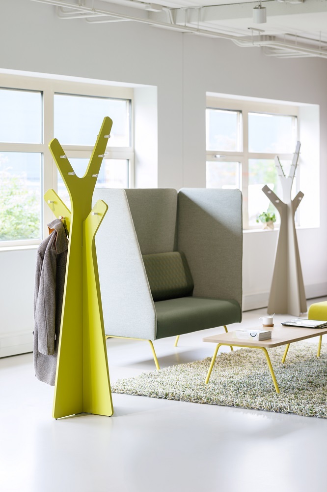 Cascando Tree Garderobe in Gelb mit Jacke im modernen Büro-Wartebereich.