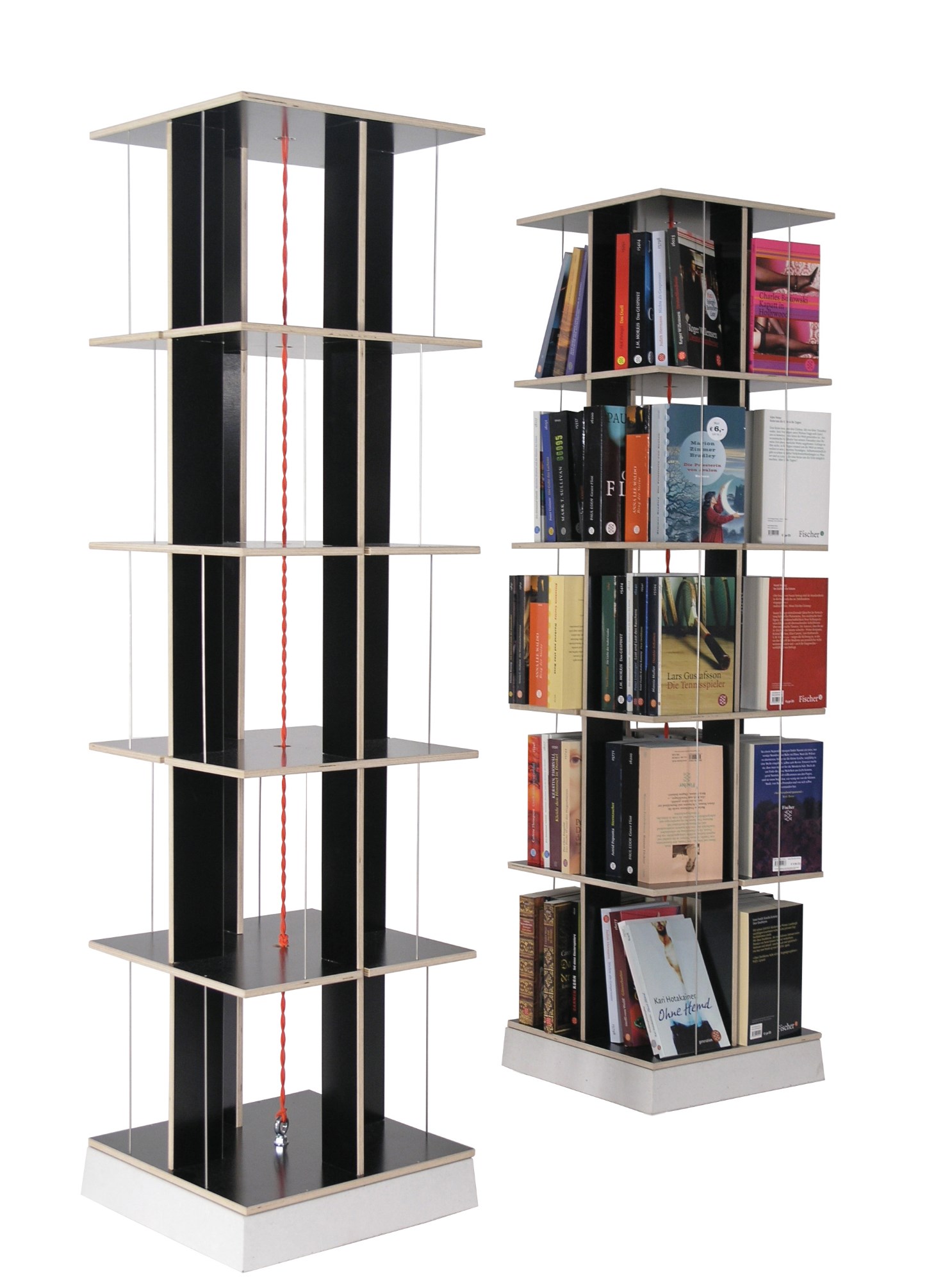 Buchstabler Bücherturm von Moormann: Drehbares Bücherregal und DVD-Regal aus Holz, teilweise mit Büchern gefüllt.