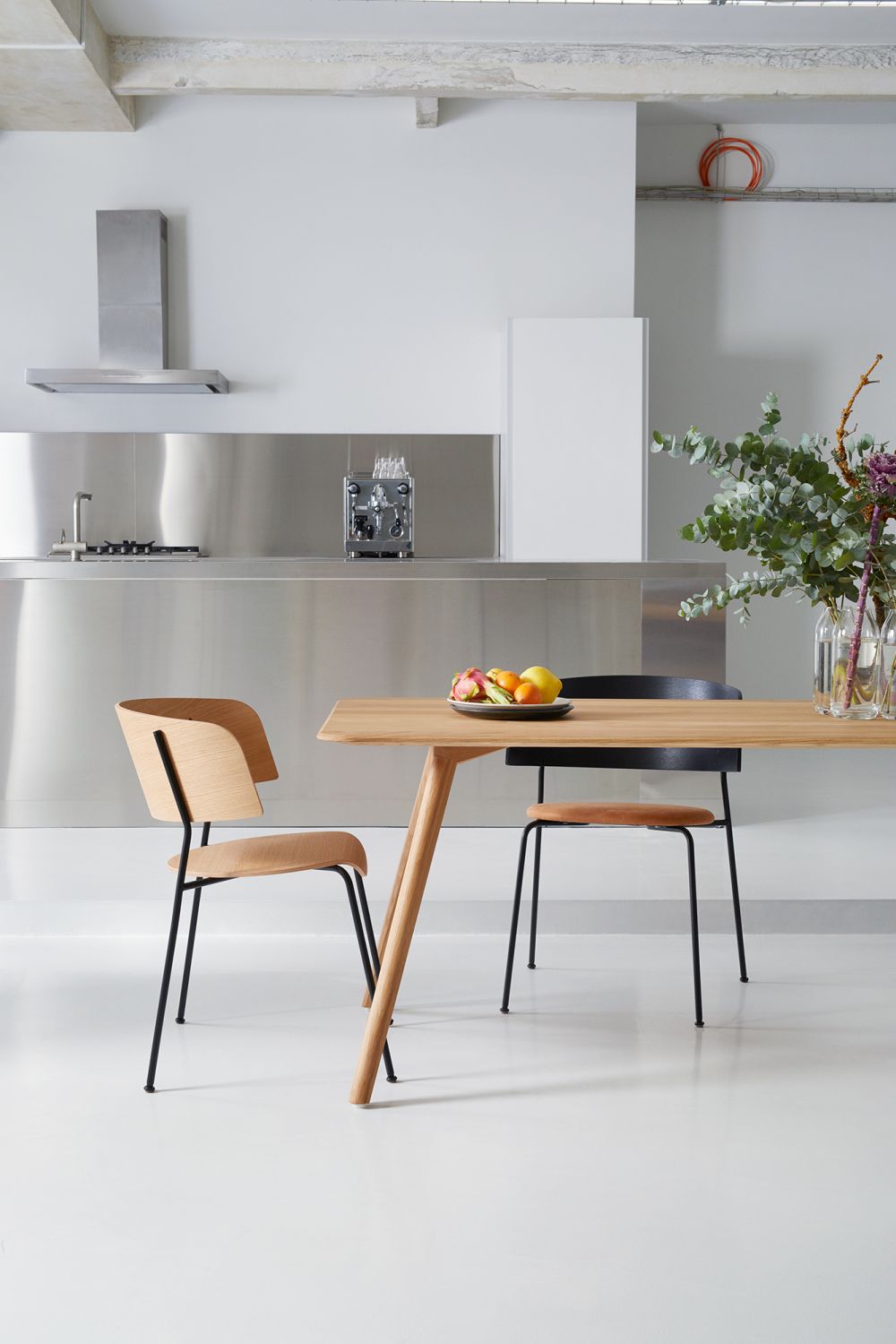 MEYER Tisch aus Holz mit Obstschale und Stühlen in moderner Küche. Esstisch für Esszimmer.