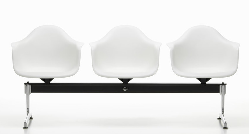 Weißer Eames Plastic Armchair auf Traverse von Vitra, Wartebereich Sitzmöbel mit drei Schalen.