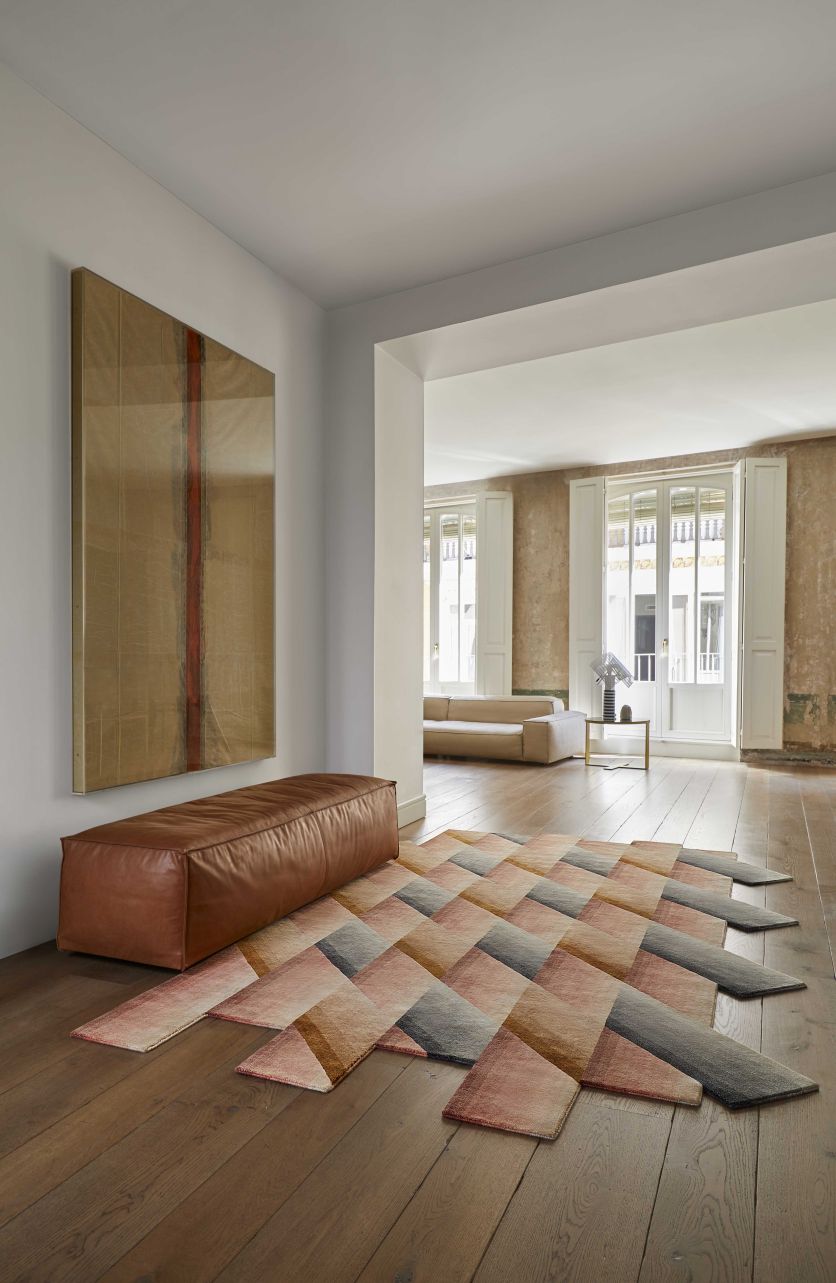 Wohnzimmer mit Mirage Teppich in Nude von Gan, geometrisches Design und warmen Farben.