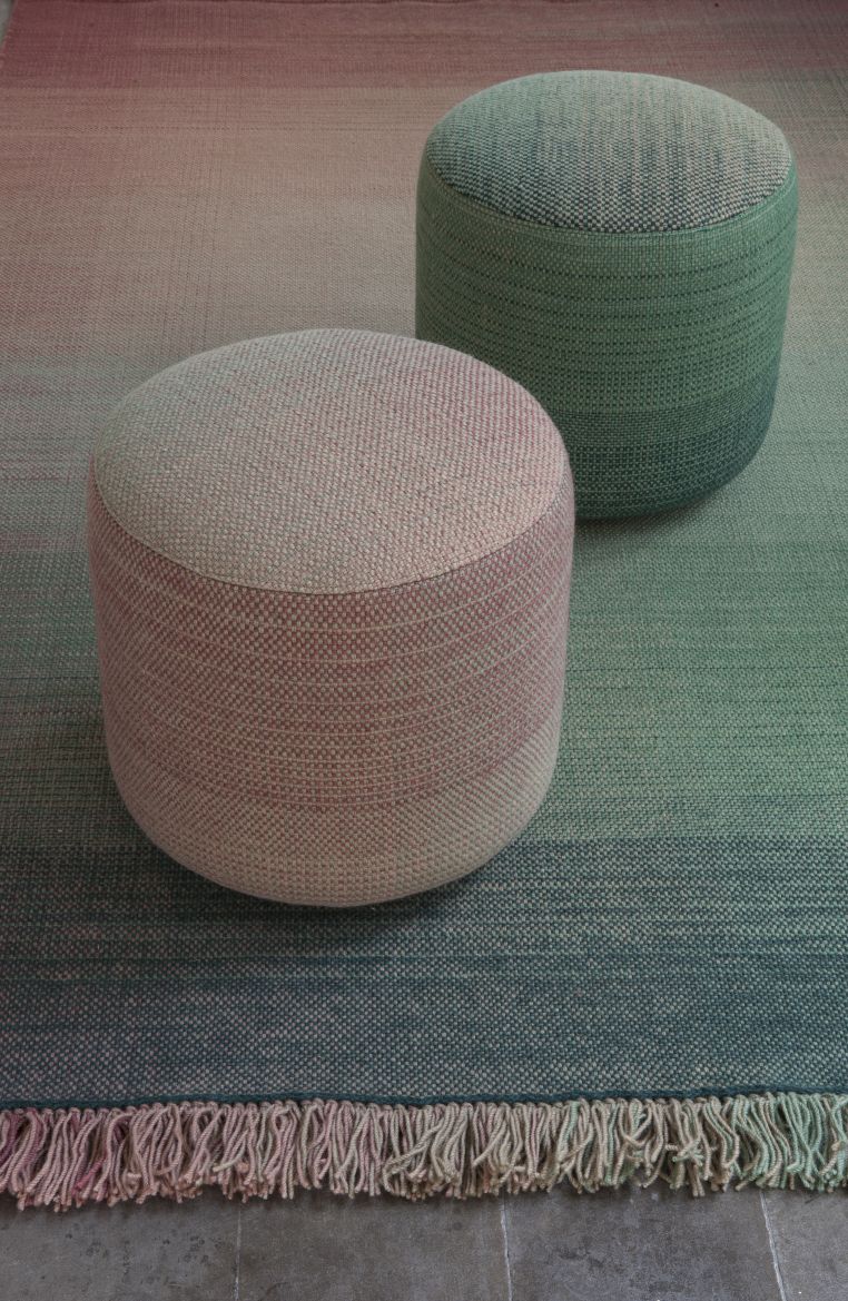 Zwei runde Pouf Hocker von Nanimarquina Shade in Grün und Rosa auf passendem Teppich.