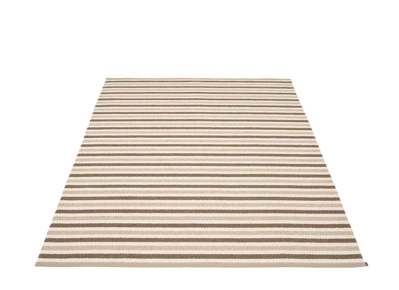 Teo Teppich 140x200cm von Pappelina mit braunen und beigen horizontalen Streifen auf weißem Hintergrund.