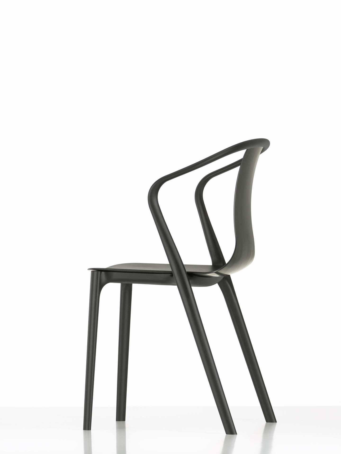Schwarzer Belleville Armchair Plastic Stuhl von Vitra, Seitenansicht auf weißem Hintergrund. Designstuhl mit Armlehnen.